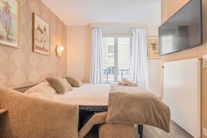 1 bedroom, desk, internet, bed sheets