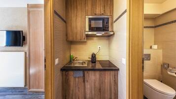 Geladeira, micro-ondas, cooktop, cafeteira/chaleira