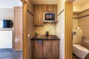 Fridge, microwave, stovetop, coffee/tea maker