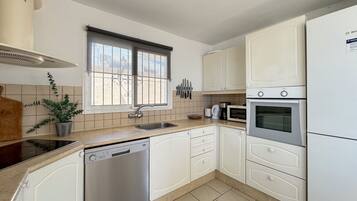 Een koelkast, een magnetron, een oven, een kookplaat