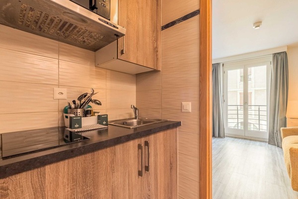 Geladeira, micro-ondas, cooktop, cafeteira/chaleira