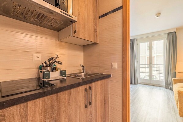 Frigorífico, microondas, placa de cocina y cafetera o tetera