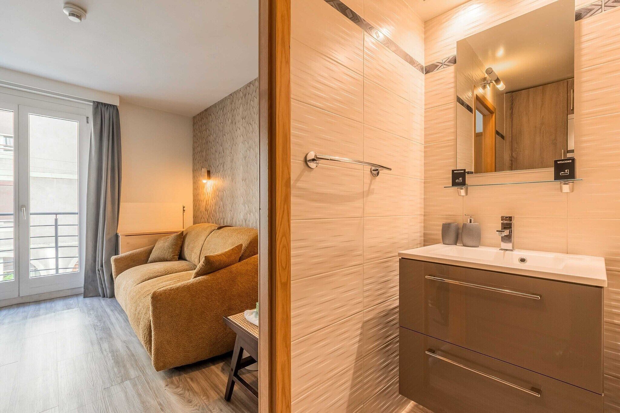 Douche, sèche-cheveux, savon, shampoing