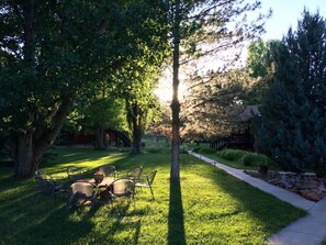 Outdoor dining - Castle Valley Inn (Moab)