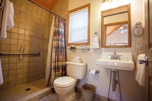 Cabin, sân hiên, quang cảnh núi | Phòng tắm | Máy sấy tóc, khăn tắm, xà phòng, dầu gội 