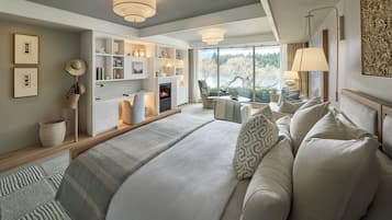 Junior Suite | 1 bedroom, free minibar items, in-room safe, blackout drapes