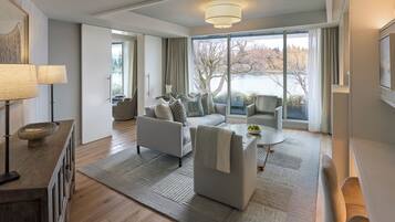 1-Bedroom Suite | 1 bedroom, free minibar items, in-room safe, blackout drapes