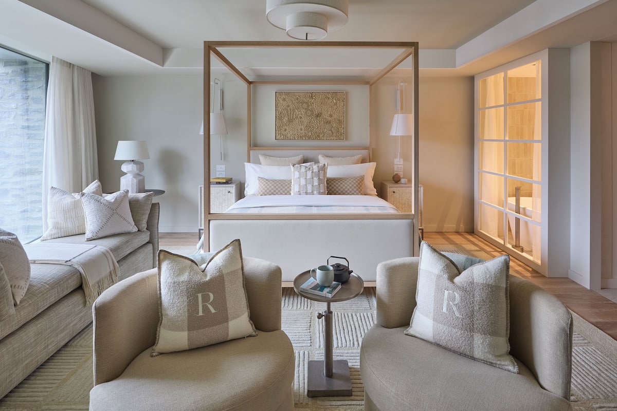 Suite Deluks | 1 kamar tidur, isi minibar gratis, brankas, dan tirai kedap cahaya