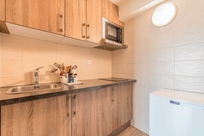 Geladeira, micro-ondas, cooktop, cafeteira/chaleira