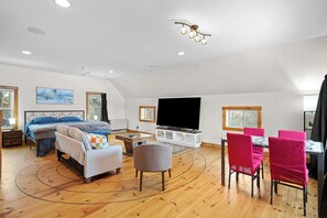 1 bedroom, iron/ironing board, WiFi, bed sheets - The Barn - Lake View and Pet Friendly (Pittsfield)