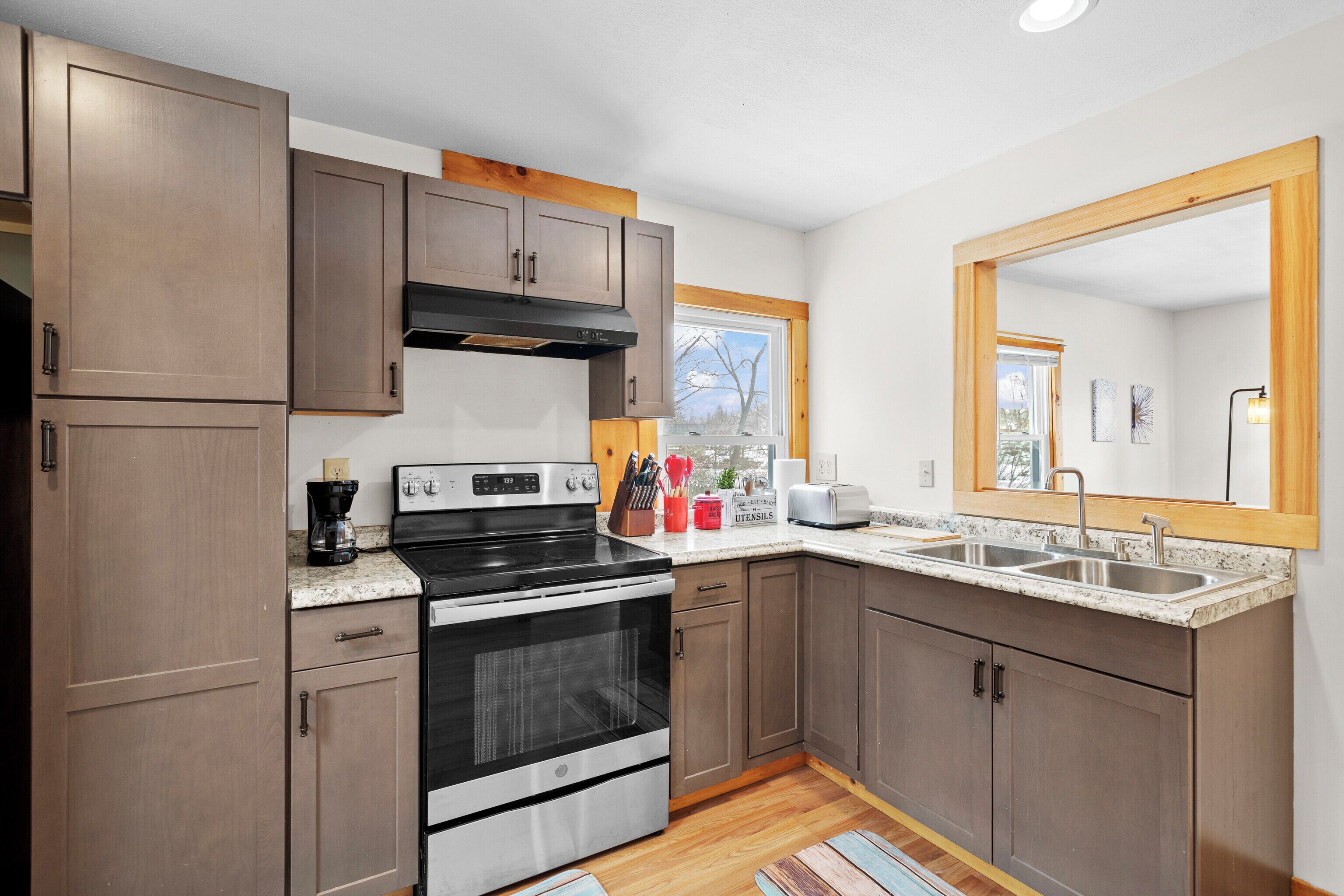 Een koelkast, een oven, een kookplaat, een broodrooster