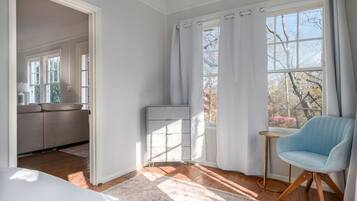 4 bedrooms, iron/ironing board, WiFi, bed sheets