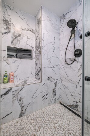 Secadora de cabello, toallas, jabón, papel de baño 