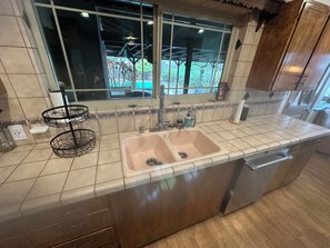 Shower, towels, toilet paper - Spacious 5-bedroom villa, with beautiful lake views in charming Lakeport. (Lakeport)