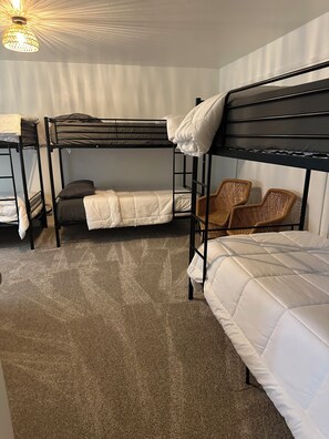 5 bedrooms, in-room safe, free WiFi, bed sheets - Spacious 5-bedroom villa, with beautiful lake views in charming Lakeport. (Lakeport)