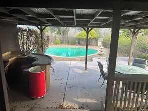 Outdoor dining - Spacious 5-bedroom villa, with beautiful lake views in charming Lakeport. (Lakeport)