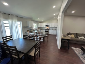 Interior - Charming 3-bedroom house with a pool and AC in beautiful Kailua (Kailua)