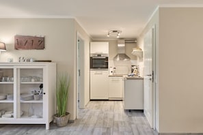 Fridge, oven, stovetop, dishwasher - Düne1717 Timmendorfer Strand - Düne 1717 - Cozy vacation apartment in the heart of Timmendorfer Strand (Timmendorfer Strand)