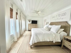 3 soverom, skrivebord, strykejern/-brett og reiseseng for barn