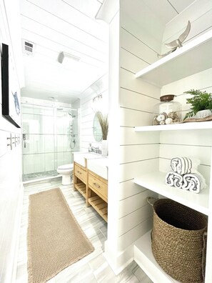 Dusj, hårføner, håndklær og såpe