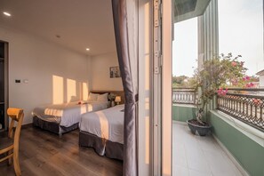 Kamar Quadruple Keluarga, pemandangan halaman | Balkon