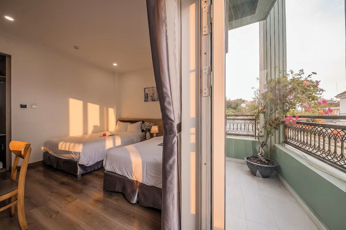 Chambre exécutive avec lits jumeaux | Balcon