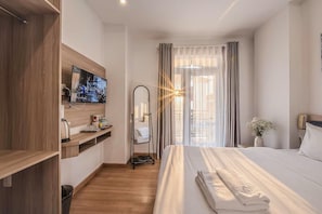 Chambre Deluxe, 1 très grand lit | Minibar contenant certains articles gratuits, bureau