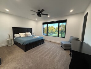 4 chambres, bureau, fer et planche à repasser, lit de bébé portatif