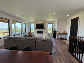 Téléviseur connecté, foyer, table de ping-pong