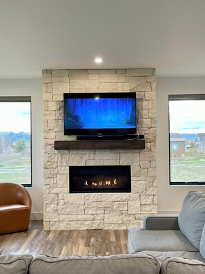 Téléviseur connecté, foyer, table de ping-pong