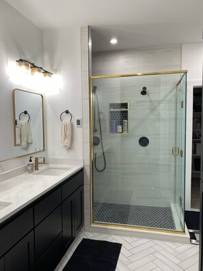 Secador de pelo, bidet, toallas, jabón