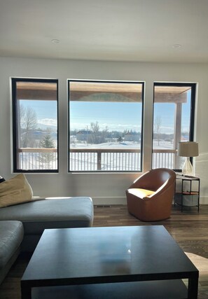 Smart TV, fireplace, ping pong