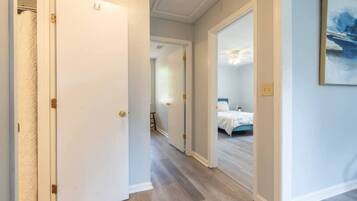 4 makuuhuonetta, työpöytä, silitysrauta/-lauta, ilmainen Wi-Fi