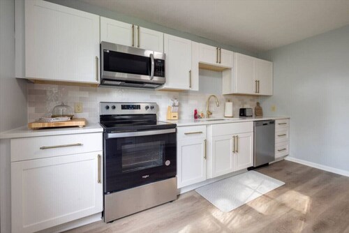 4BR Savannah Home w/Fire Pit-Free Parking-Backyard