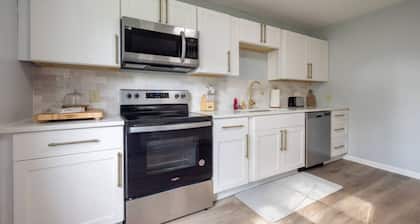 4BR Savannah Home w/Fire Pit-Free Parking-Backyard