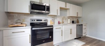 4BR Savannah Home w/Fire Pit-Free Parking-Backyard