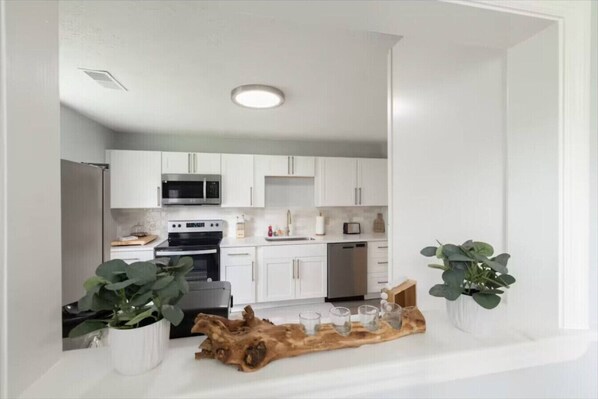 Een koelkast, een microgolfoven, een oven, een kookplaat