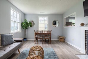 Smart-tv, een open haard en een kantoor