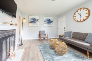 Smart-tv, een open haard en een kantoor