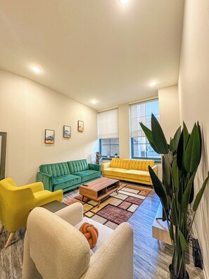 Smart TV - Downtown Oasis: Steps to Dining & Sights. Pool + Gym in Building (Cleveland)