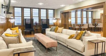 Downtown Oasis: Steps to Dining & Sights. Pool + Gym in Building