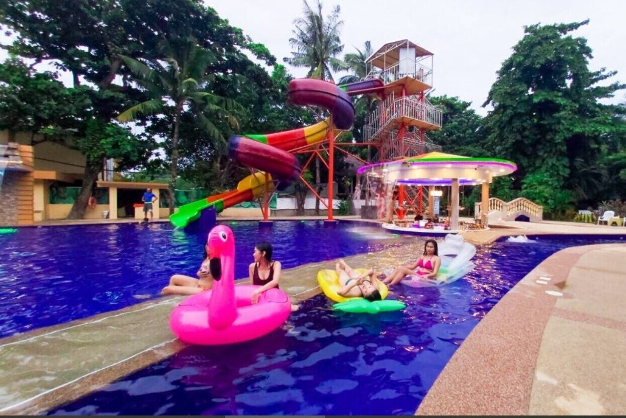 Uma piscina com toboáguas e brinquedos infláveis.
