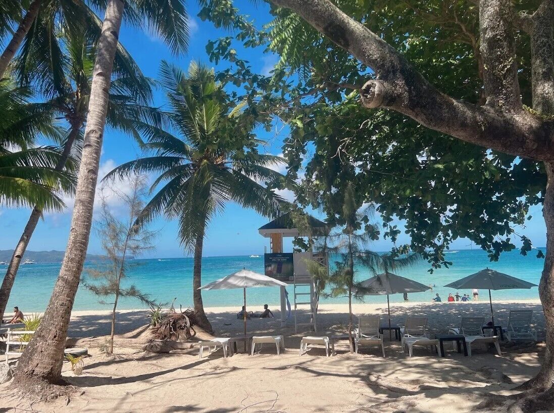 على الشاطئ، رمال بيضاء، بار على الشاطئ