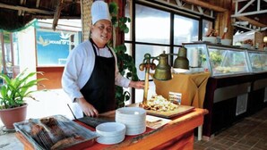 Ein Buffet mit Koch, Glocke und einem Schild mit der Aufschrift 'GARVING'.