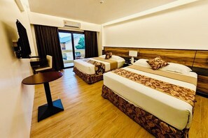 Grand kamer, 1 twee- of 2 eenpersoonsbedden, bubbelbad, uitzicht op resort | Uitzicht op de tuin