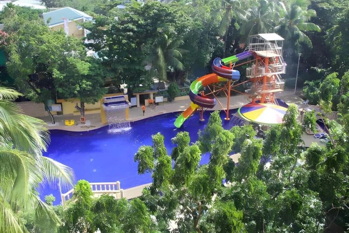 Habitación panorámica con 1 cama doble o 2 individuales, bañera, vistas a la piscina | Sábanas de algodón egipcio, ropa de cama de alta calidad, caja fuerte