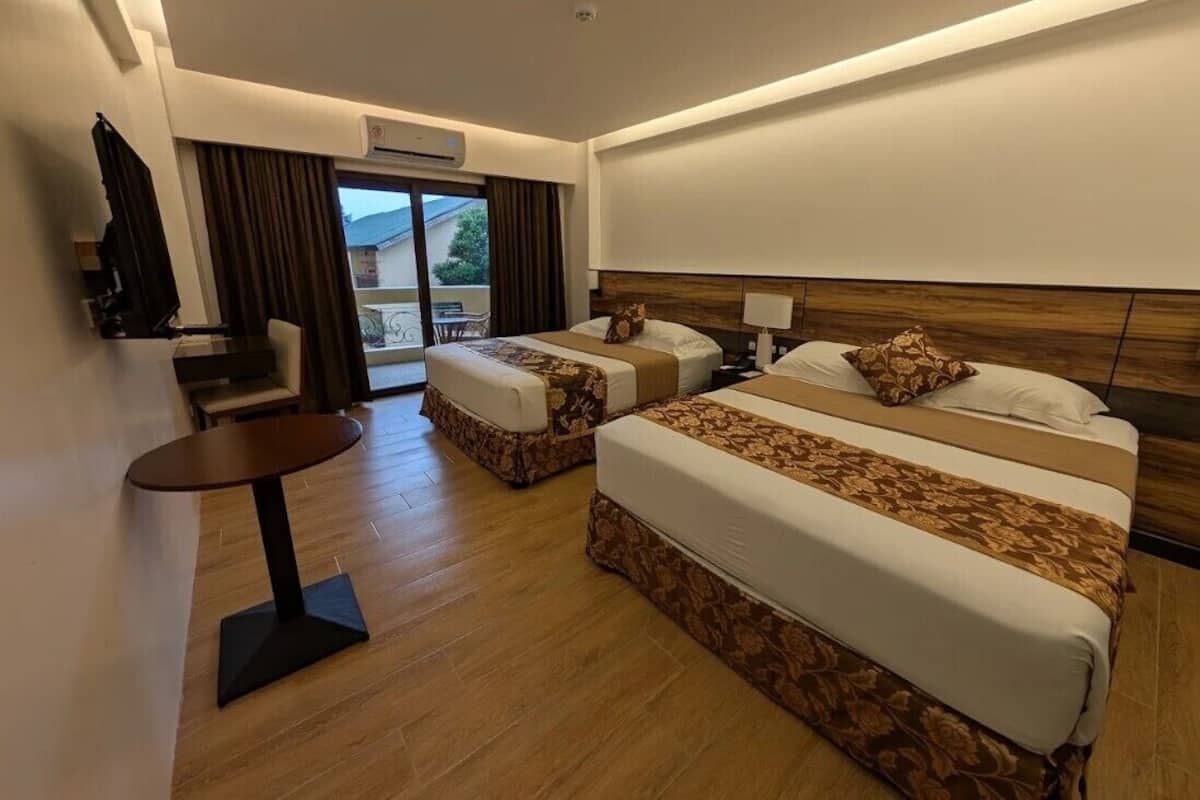 Habitación Grand con 1 cama doble o 2 individuales, bañera de hidromasaje | Vistas al jardín