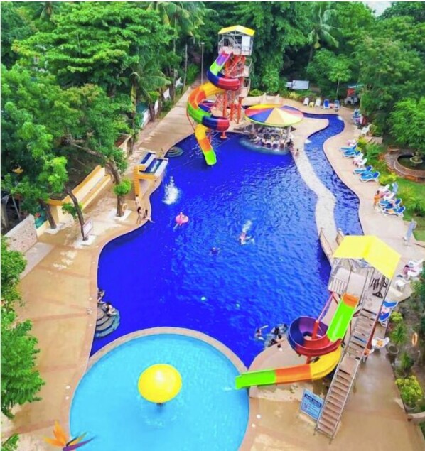 全景双人房或双床房, 浴缸, 泳池景观 | 客房景观