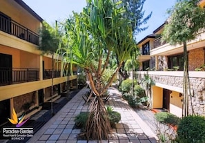 Habitación Grand con 1 cama doble o 2 individuales, bañera de hidromasaje | Sábanas de algodón egipcio, ropa de cama de alta calidad, caja fuerte