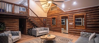 Timber Lodge: Hot Tub, Fireplace & Fun for All !